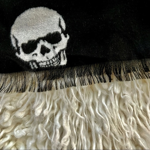 Alexander McQueen style Sofffft Reversible Skull Scarf!🧣🛍️💕 - Picture 3 of 7